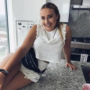 Meet your Posher, Lara